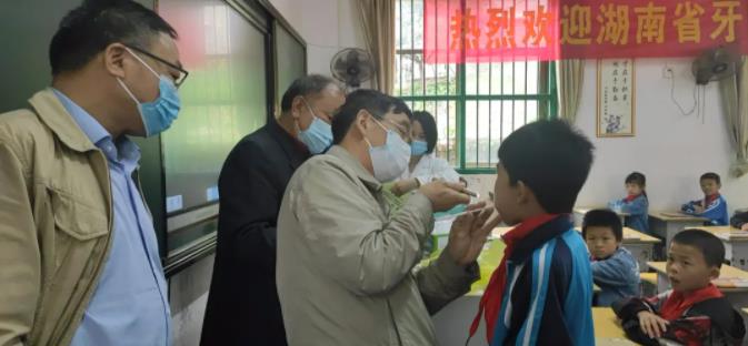 協(xié)會(huì)秘書處對(duì)兒童口腔疾病綜合干預(yù)項(xiàng)目進(jìn)行回訪